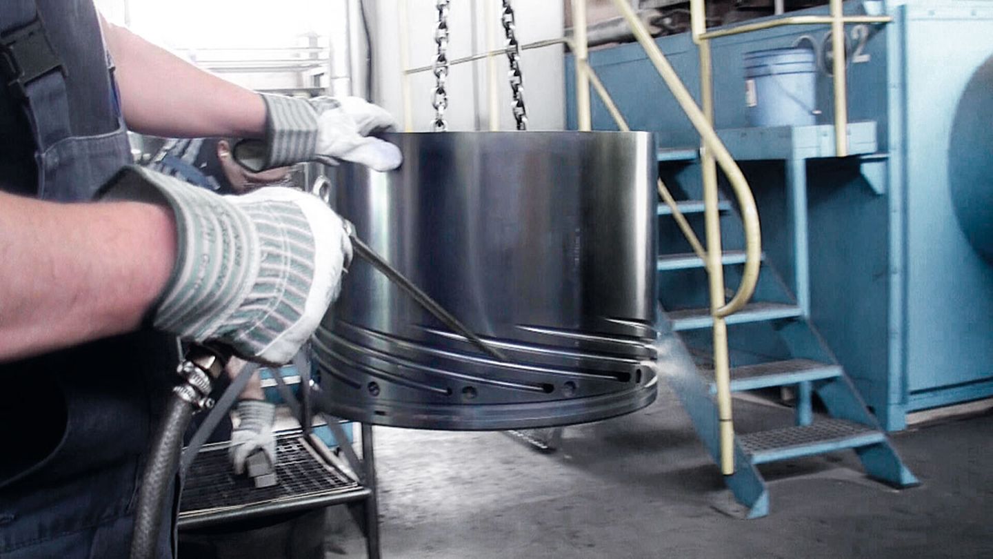 Film blowing head post-treatment with compressed air